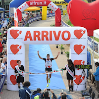 Daniele Meucci taglia il traguardo della Pisa Half Marathon 2013