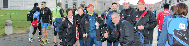 Atleti della Podistica Ospedalieri in Piazza dei Miracoli a Pisa