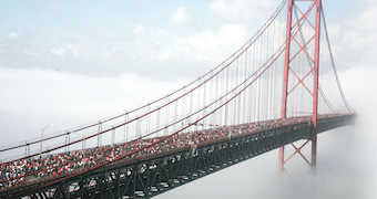 Ponte 25 de Abril invaso dai maratoneti in una giornata nebbiosa