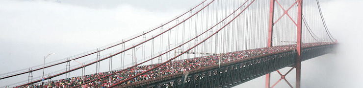 Ponte 25 de Abril invaso dai maratoneti in una giornata nebbiosa. Foto cortesia di www.meiamaratonadelisboa.com